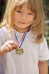 Dziewczynka z medalem